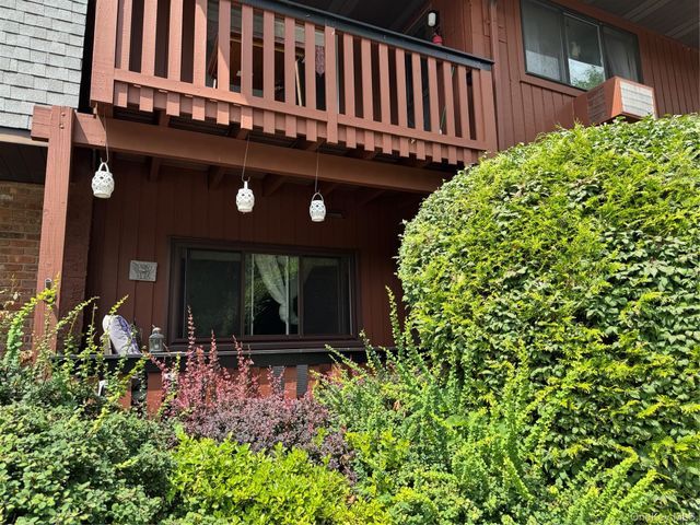 60 Coachlight Square 60, Montrose, NY 10548