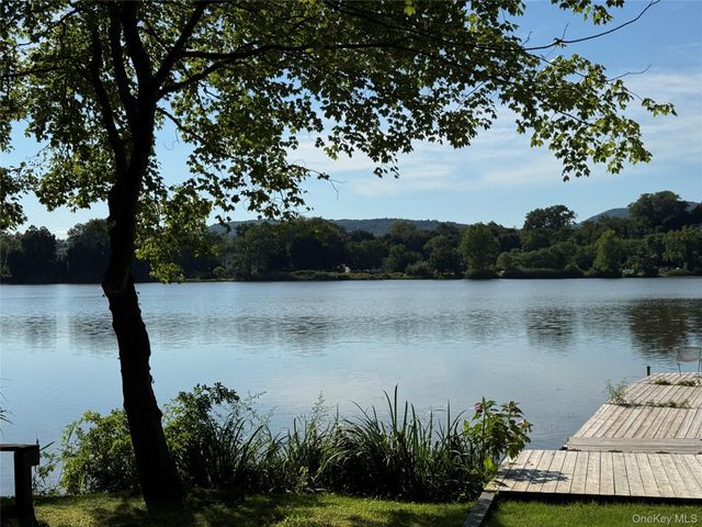 60 Coachlight Square 60, Montrose, NY 10548