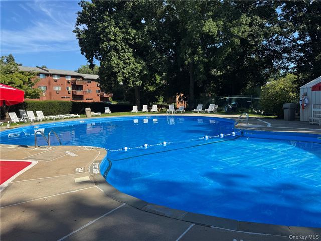 60 Coachlight Square 60, Montrose, NY 10548