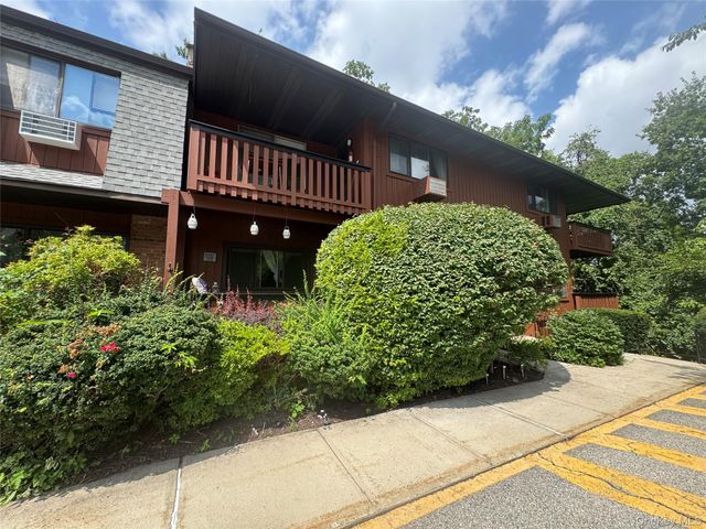 60 Coachlight Square 60, Montrose, NY 10548