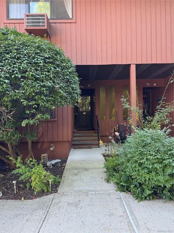 60 Coachlight Square 60, Montrose, NY 10548
