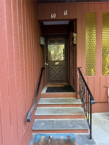 60 Coachlight Square 60, Montrose, NY 10548