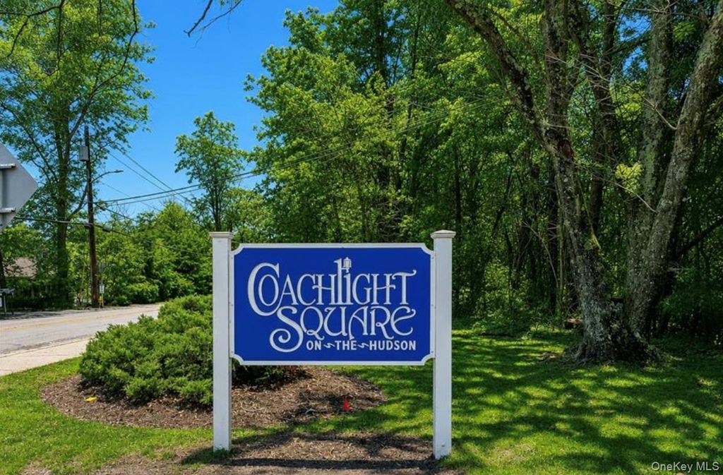 60 Coachlight Square 60, Montrose, NY 10548