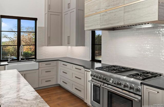 121 Greystone Pt, Boerne, TX 78006