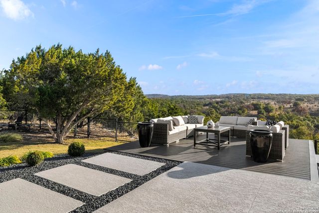 121 Greystone Pt, Boerne, TX 78006