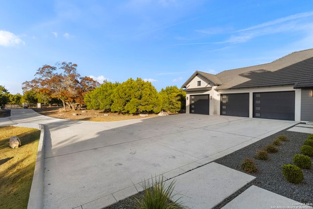 121 Greystone Pt, Boerne, TX 78006