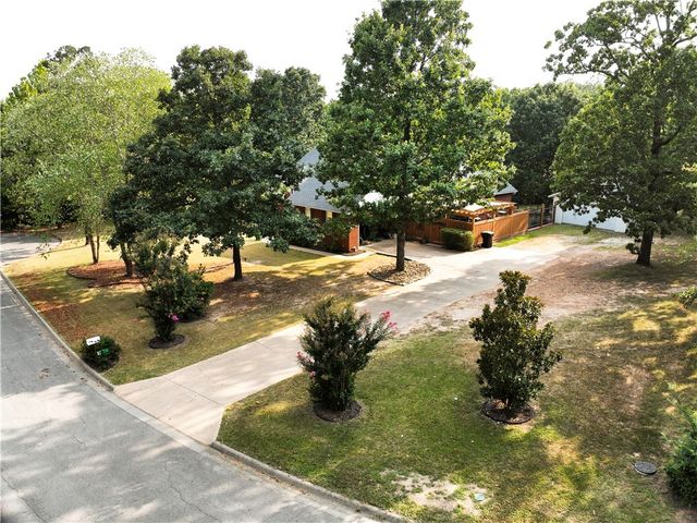 2431 N Toy Drive, Fayetteville, AR 72704