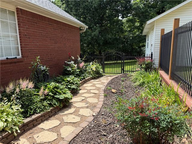 2431 N Toy Drive, Fayetteville, AR 72704