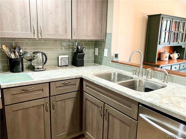 42 Eastwood Parkway, Lancaster, NY 14043