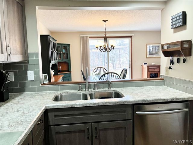 42 Eastwood Parkway, Lancaster, NY 14043