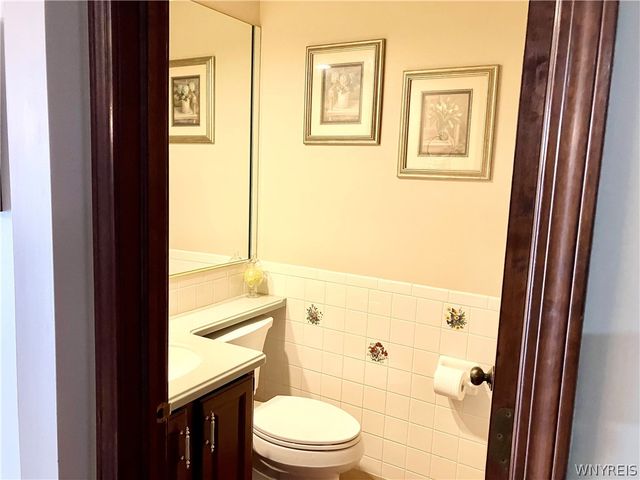 42 Eastwood Parkway, Lancaster, NY 14043