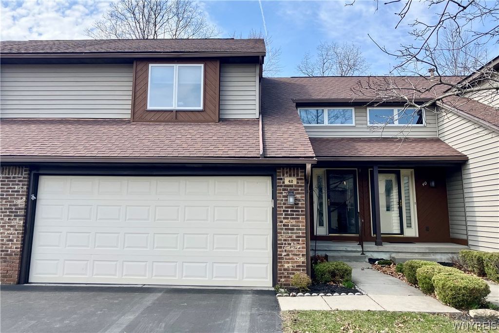 42 Eastwood Parkway, Lancaster, NY 14043
