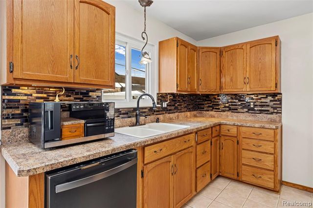 32952 Avondale Street, Westland, MI 48186