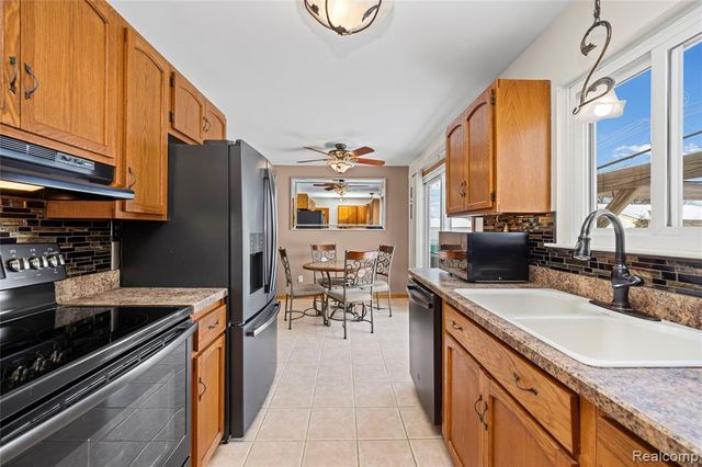 32952 Avondale Street, Westland, MI 48186