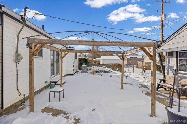 32952 Avondale Street, Westland, MI 48186