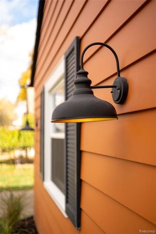 22618 Brookdale Street, Farmington, MI 48336