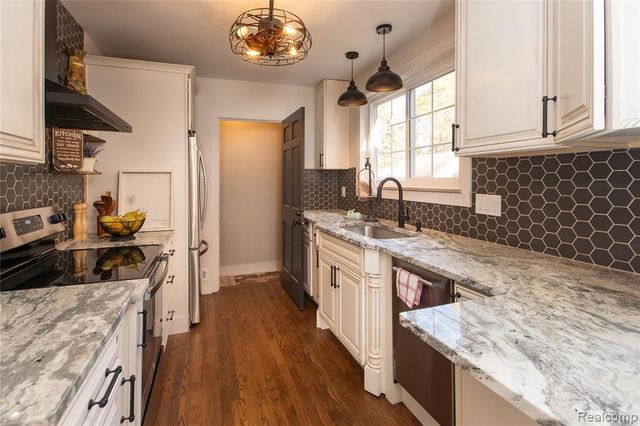 22618 Brookdale Street, Farmington, MI 48336