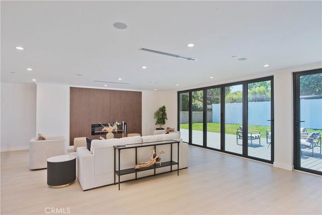 16158 Magnolia, Encino, CA 91436
