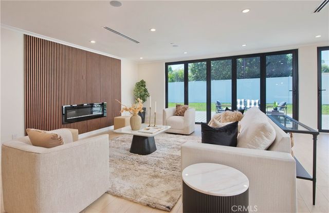 16158 Magnolia, Encino, CA 91436