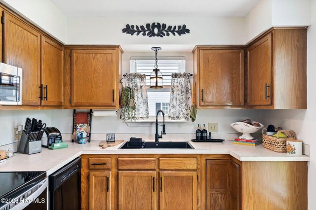 2932 New Town Drive, Wilmington, NC 28405