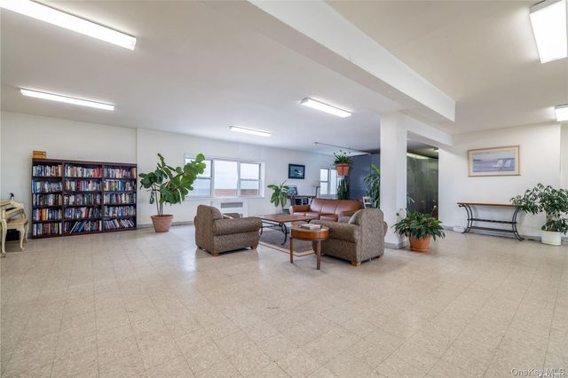 370 W Broadway 3M, Long Beach, NY 11561