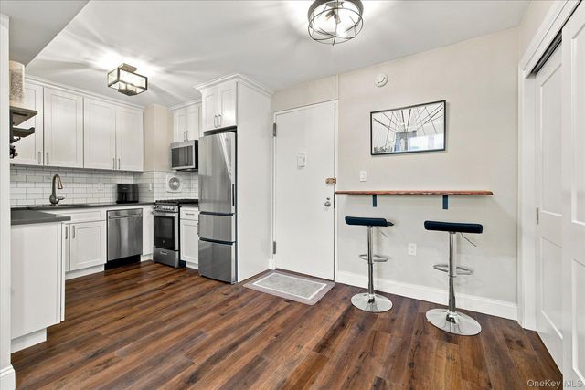 370 W Broadway 3M, Long Beach, NY 11561