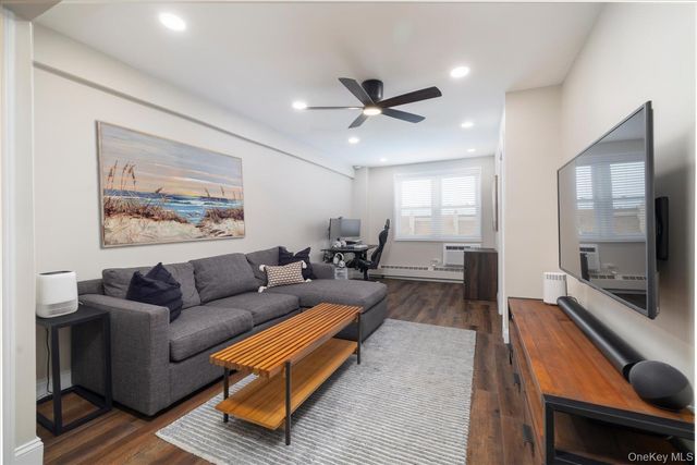370 W Broadway 3M, Long Beach, NY 11561