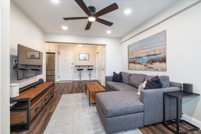 370 W Broadway 3M, Long Beach, NY 11561