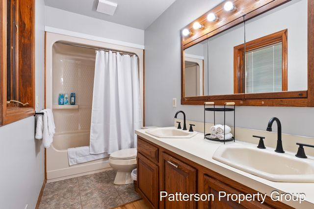 4154 S Sunset Drive, Fremont, MI 49412