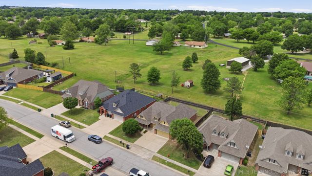 15611 E 91st Street North, Owasso, OK 74055