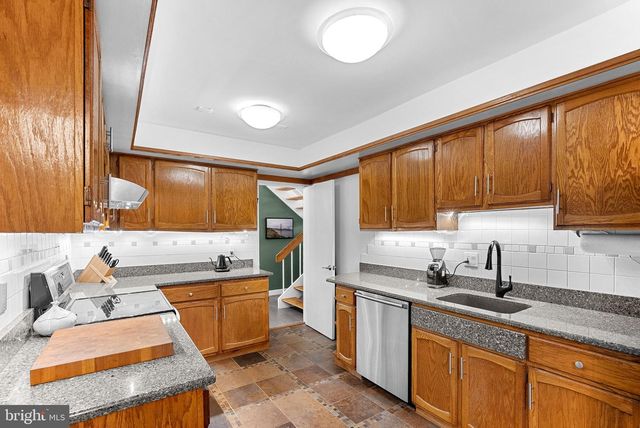 1628 GREENBRIAR CT, Reston, VA 20190