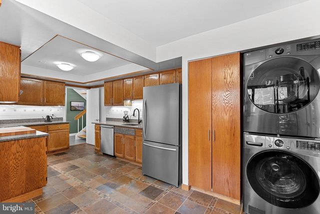 1628 GREENBRIAR CT, Reston, VA 20190