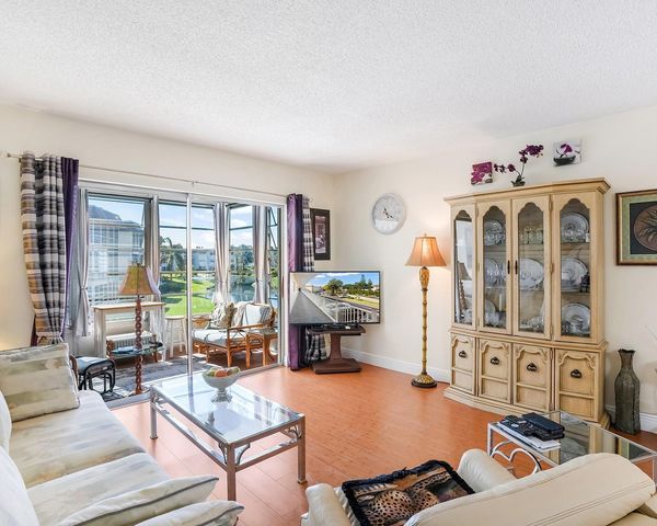 4800 NW 35th Street 502, Lauderdale Lakes, FL 33319