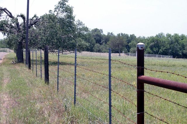 319 R C LN, Lockhart, TX 78644