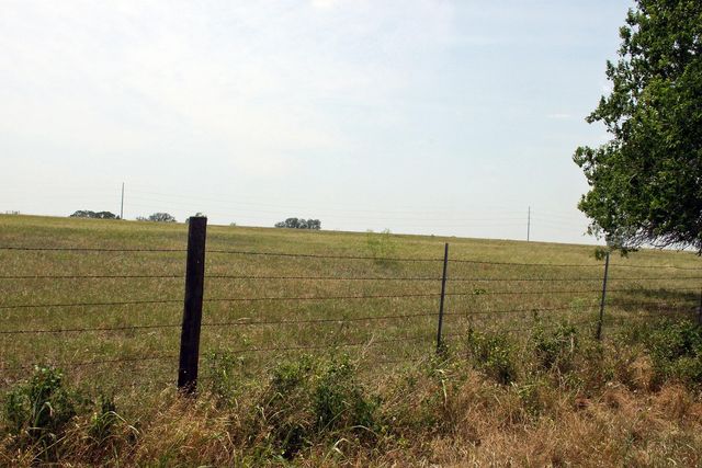 319 R C LN, Lockhart, TX 78644