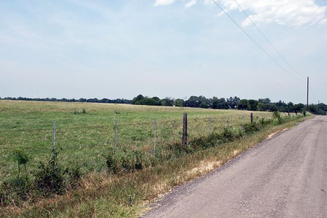 319 R C LN, Lockhart, TX 78644