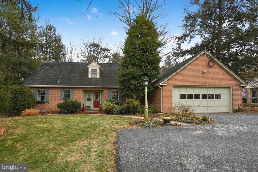 411 WOODCREST AVE, Lititz, PA 17543