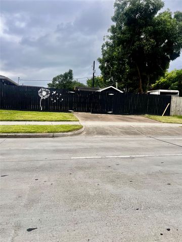 2102 Dewberry Lane, Pasadena, TX 77502