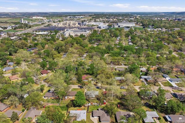 1737 Vaughn Drive, Manhattan, KS 66502