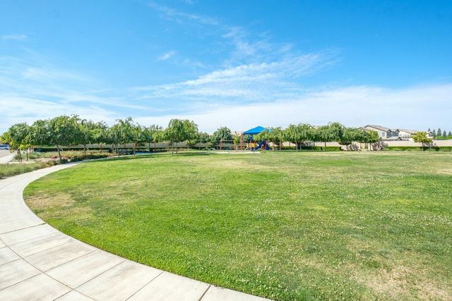 2788 N Douglas Avenue, Fresno, CA 93727