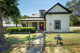 207 College Street, Chico, TX 76431