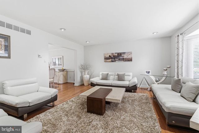2732 WOODSVIEW DR, Bensalem, PA 19020