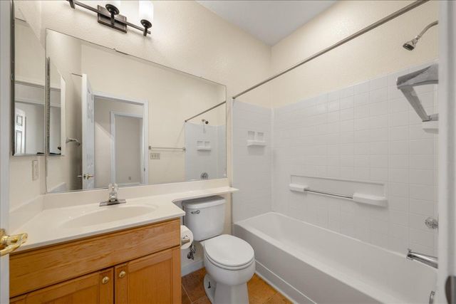 1074 Rathbone Cir, Folsom, CA 95630