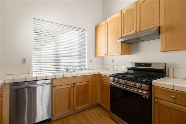 1074 Rathbone Cir, Folsom, CA 95630
