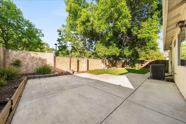 1074 Rathbone Cir, Folsom, CA 95630