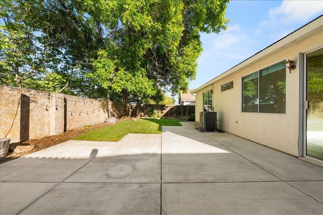 1074 Rathbone Cir, Folsom, CA 95630