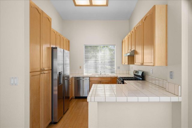 1074 Rathbone Cir, Folsom, CA 95630