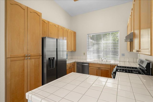 1074 Rathbone Cir, Folsom, CA 95630