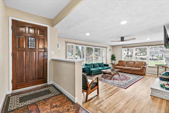 201 N Keene Way Drive, Medford, OR 97504