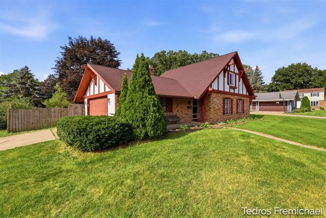 2423 Ridgefield Road, Portage, MI 49024